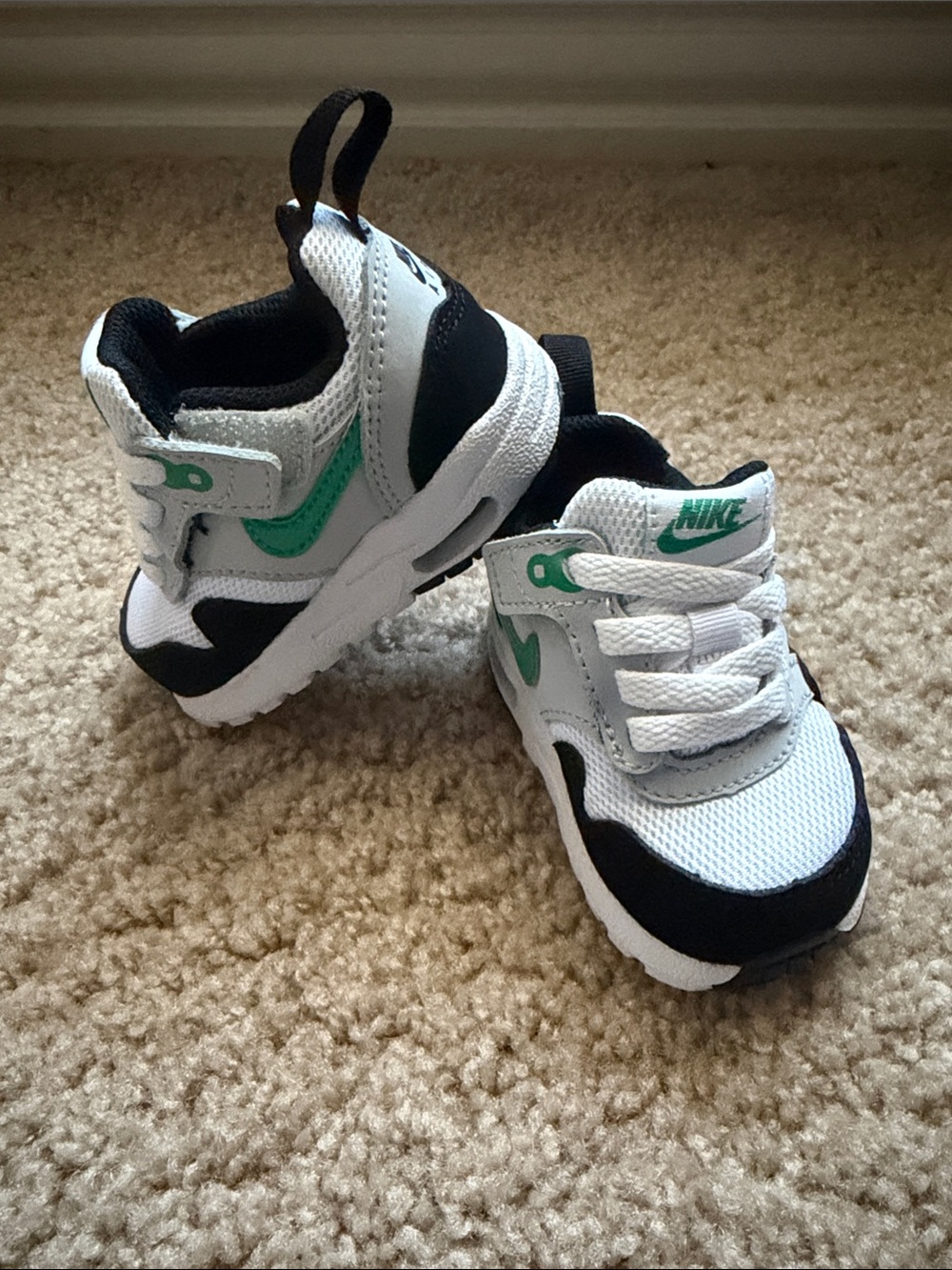 Nike Kids White, Black & Green Mini Sneaker